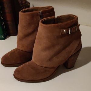 Suede ankle boots with heel.